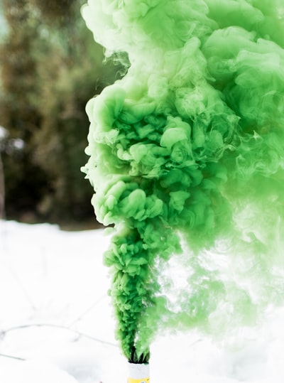 产生绿色烟雾的碳罐浅聚焦摄影